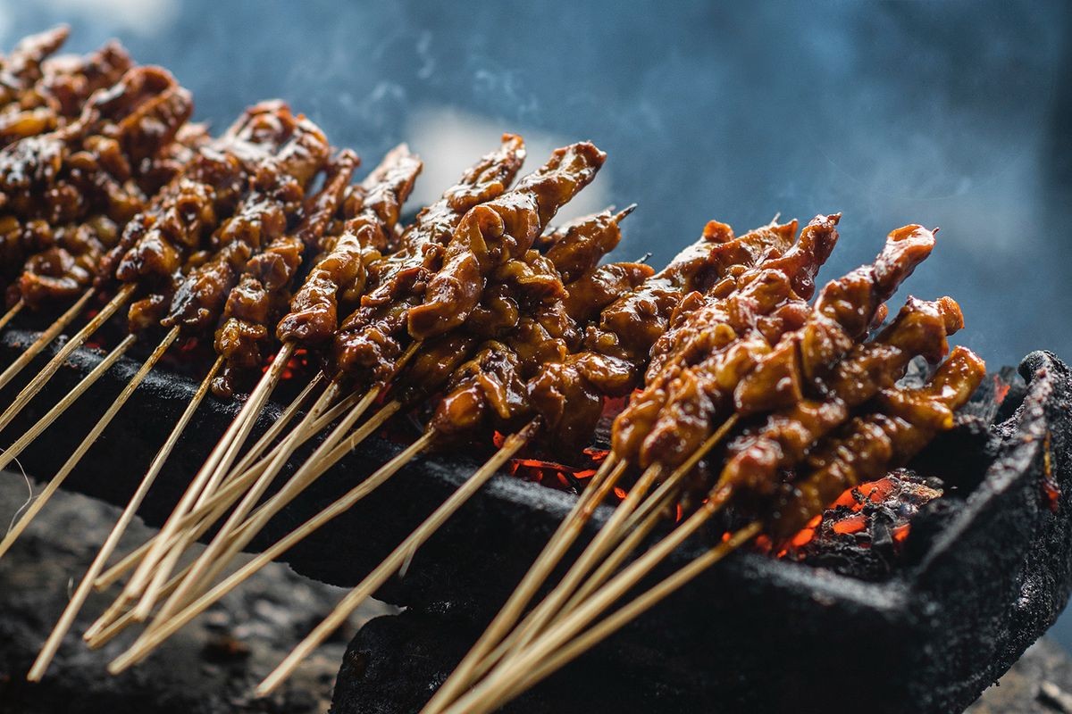 14 MUST-TRY STREET FOOD IN JAKARTA | What's New Indonesia